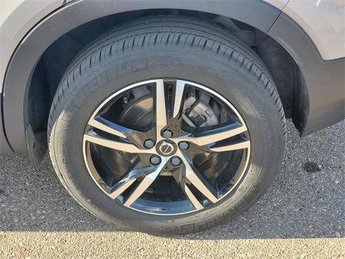 2023 Volvo XC40 B5 Plus Dark Theme
