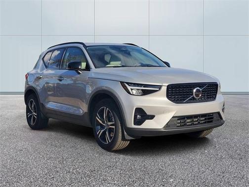 2023 Volvo XC40 B5 Plus Dark Theme