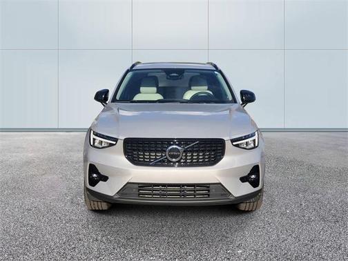 2023 Volvo XC40 B5 Plus Dark Theme