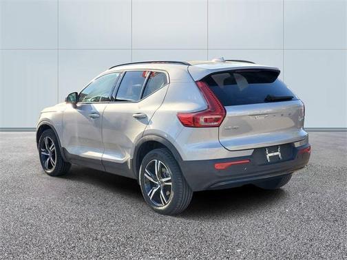 2023 Volvo XC40 B5 Plus Dark Theme