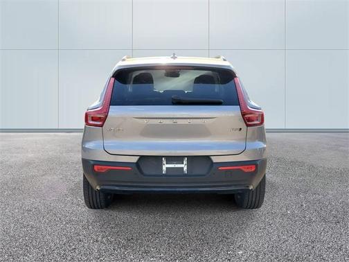 2023 Volvo XC40 B5 Plus Dark Theme