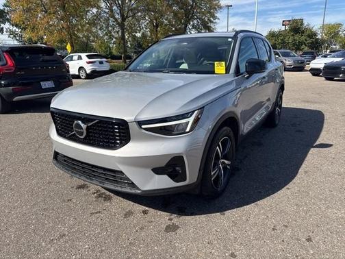 2023 Volvo XC40 B5 Plus Dark Theme