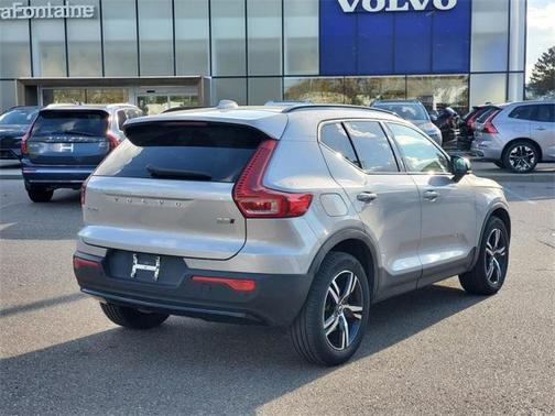2023 Volvo XC40 B5 Plus Dark Theme