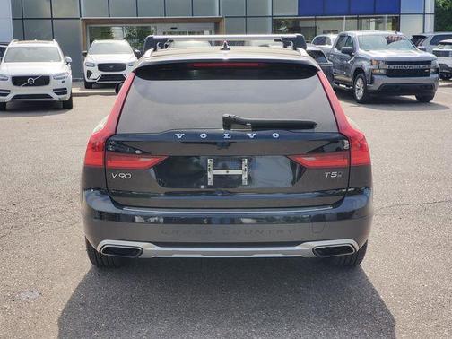 Onyx Black Metallic 2019 Volvo V90 Cross Country T5