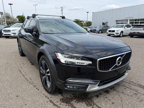 Onyx Black Metallic 2019 Volvo V90 Cross Country T5