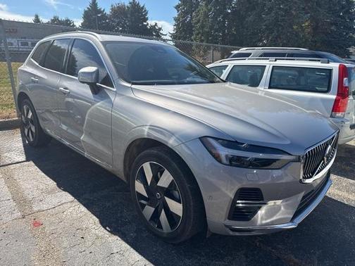 2023 Volvo XC60 Recharge Plug-In Hybrid T8 Plus Bright Theme