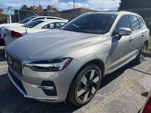 2023 Volvo XC60 Recharge Plug-In Hybrid T8 Plus Bright Theme