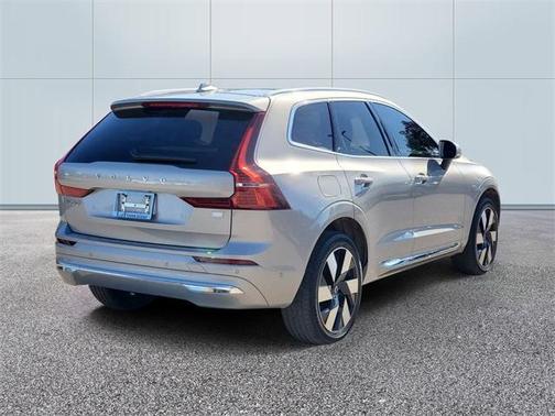 2023 Volvo XC60 Recharge Plug-In Hybrid T8 Plus Bright Theme