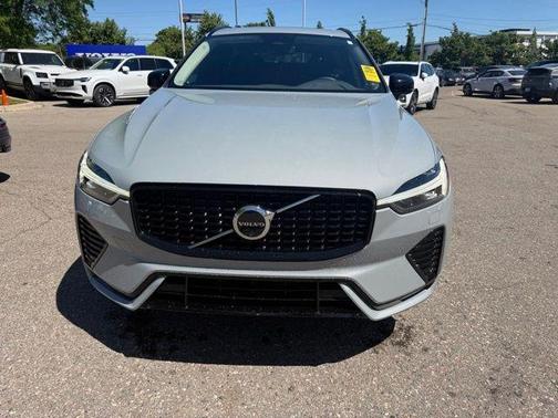 Metallic 2025 Volvo XC60 B5 Plus