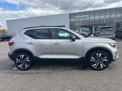 2025 Volvo XC40 B5 Plus Dark Theme