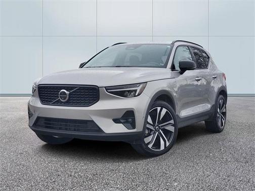 2025 Volvo XC40 B5 Plus Dark Theme