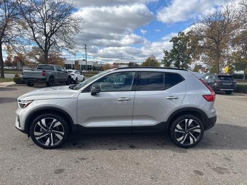 2025 Volvo XC40 B5 Plus Dark Theme