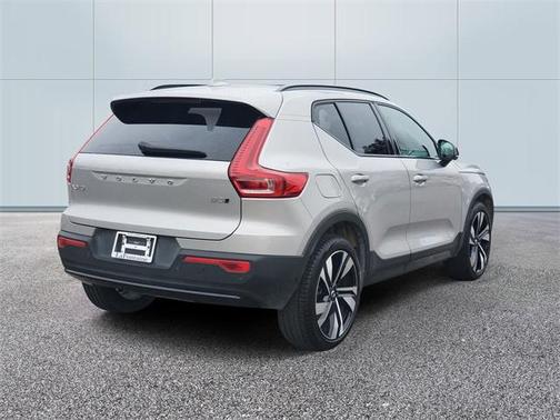 2025 Volvo XC40 B5 Plus Dark Theme