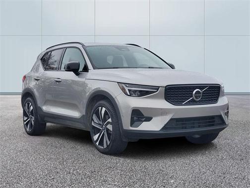 2025 Volvo XC40 B5 Plus Dark Theme