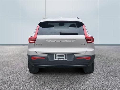 2025 Volvo XC40 B5 Plus Dark Theme