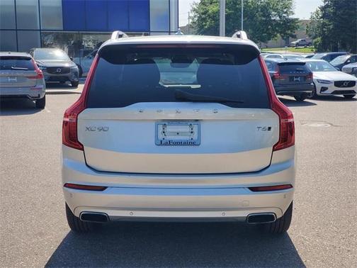 2016 Volvo XC90 T6 Momentum