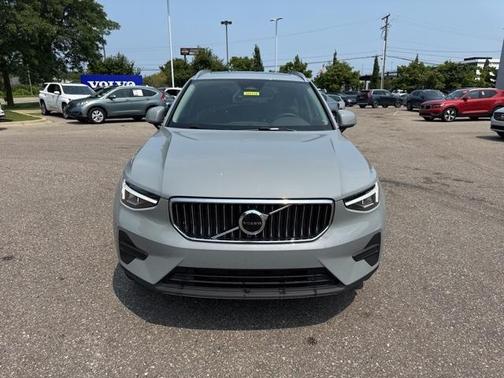 2025 Volvo XC40 B5 Core Bright Theme