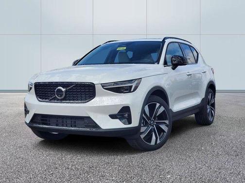 Crystal White 2026 Volvo XC40 B5 Ultra