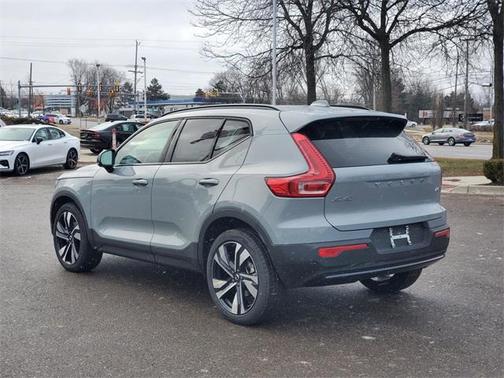 2025 Volvo XC40 B5 Plus Dark Theme