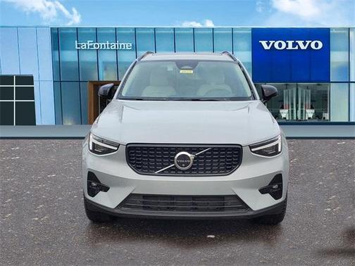 2025 Volvo XC40 B5 Plus Dark Theme