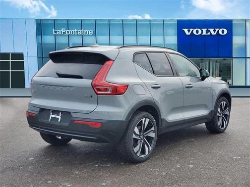 2025 Volvo XC40 B5 Plus Dark Theme