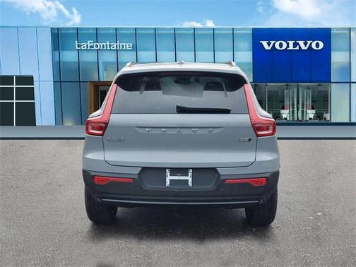 2025 Volvo XC40 B5 Plus Dark Theme
