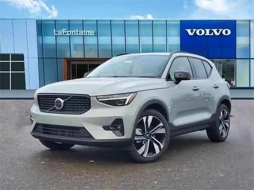 2025 Volvo XC40 B5 Plus Dark Theme