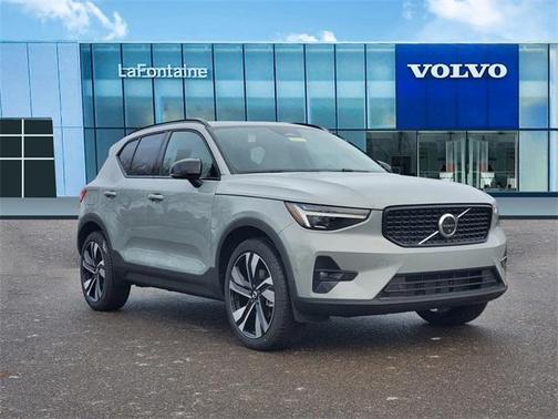 2025 Volvo XC40 B5 Plus Dark Theme