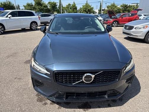 2024 Volvo S60 Recharge Plug-In Hybrid T8 Ultimate Dark Theme