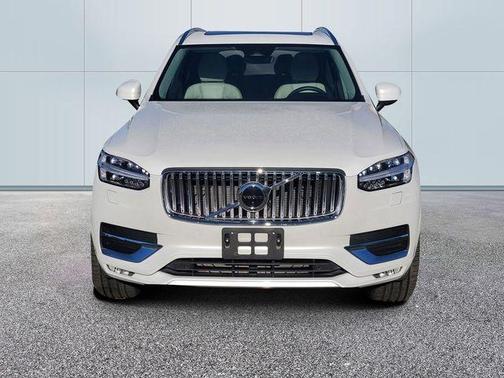 Crystal White Metallic 2023 Volvo XC90 B6 Ultimate 6-Seater