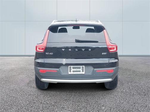 2025 Volvo XC40 B5 Core Bright Theme