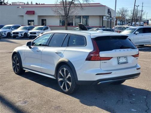 2025 Volvo V60 Cross Country B5 Ultra