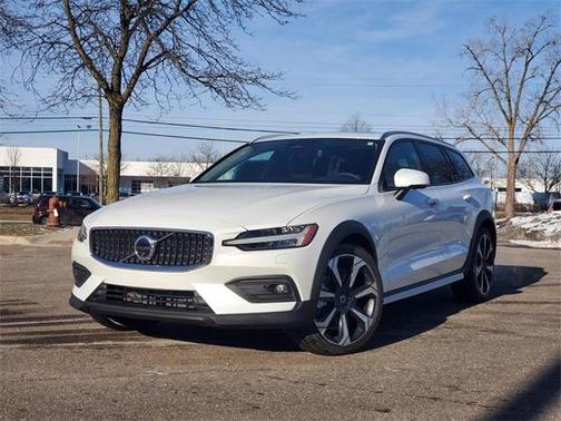2025 Volvo V60 Cross Country B5 Ultra