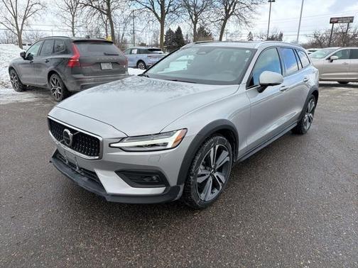 2025 Volvo V60 Cross Country B5 Plus