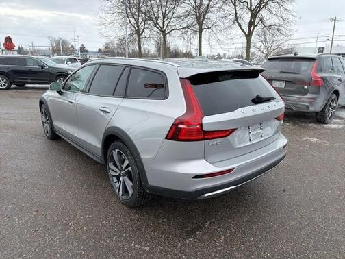 2025 Volvo V60 Cross Country B5 Plus