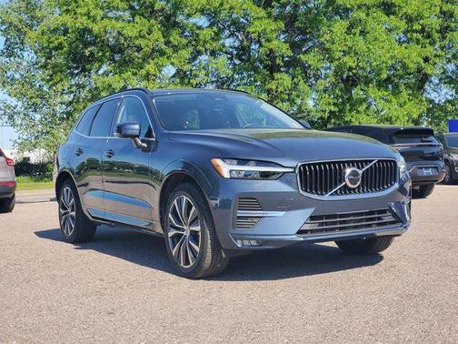 Denim Blue Metallic 2022 Volvo XC60 B5 Momentum