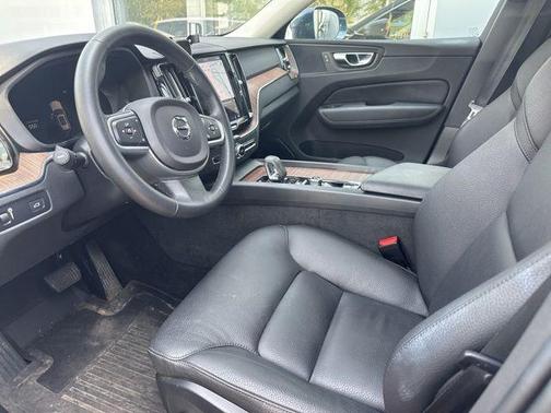 Denim Blue Metallic 2022 Volvo XC60 B5 Momentum