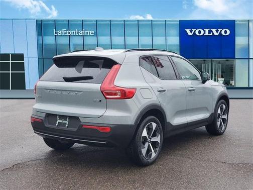 2025 Volvo XC40 B5 Plus Dark Theme