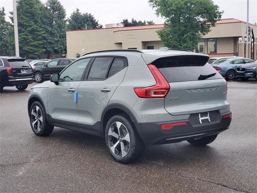 2025 Volvo XC40 B5 Plus Dark Theme