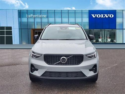 2025 Volvo XC40 B5 Plus Dark Theme