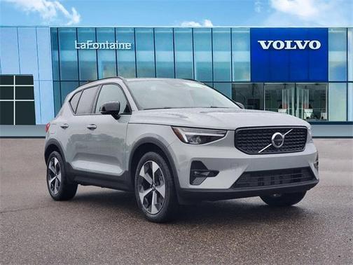 2025 Volvo XC40 B5 Plus Dark Theme