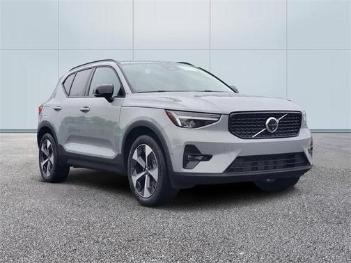 2025 Volvo XC40 B5 Plus Dark Theme