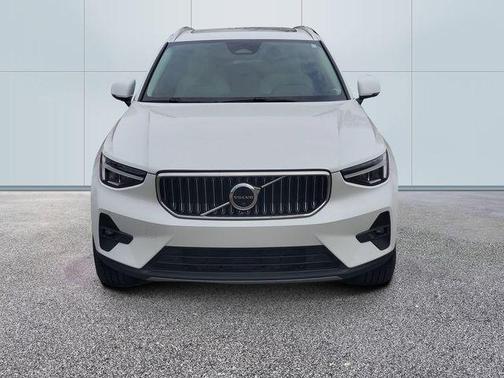 Crystal White 2023 Volvo XC40 B5 Plus Bright Theme