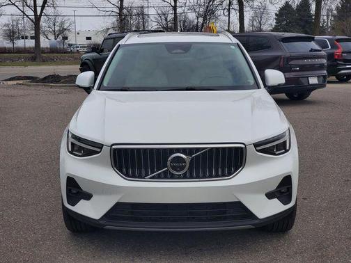 Crystal White 2023 Volvo XC40 B5 Plus Bright Theme