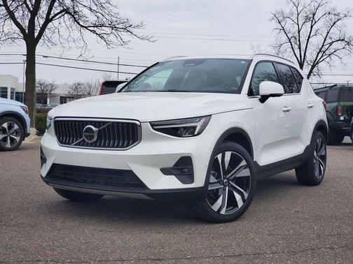 Crystal White 2023 Volvo XC40 B5 Plus Bright Theme