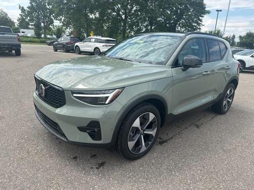 2025 Volvo XC40 B5 Plus Dark Theme
