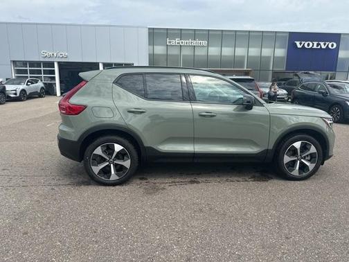 2025 Volvo XC40 B5 Plus Dark Theme