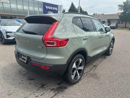 2025 Volvo XC40 B5 Plus Dark Theme
