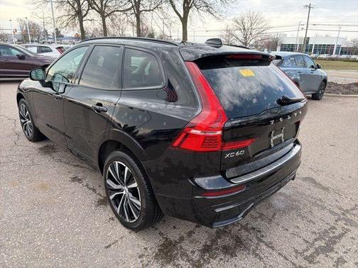 Onyx Black Metallic 2024 Volvo XC60 B5 Plus Dark Theme