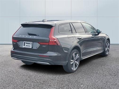 2025 Volvo V60 Cross Country B5 Plus
